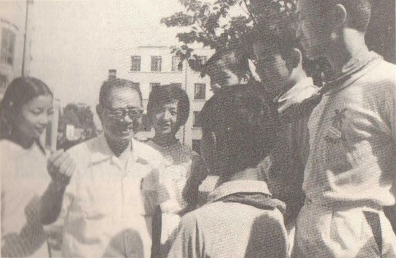 赵宪初与学生在一起-副本20240910120406.jpg